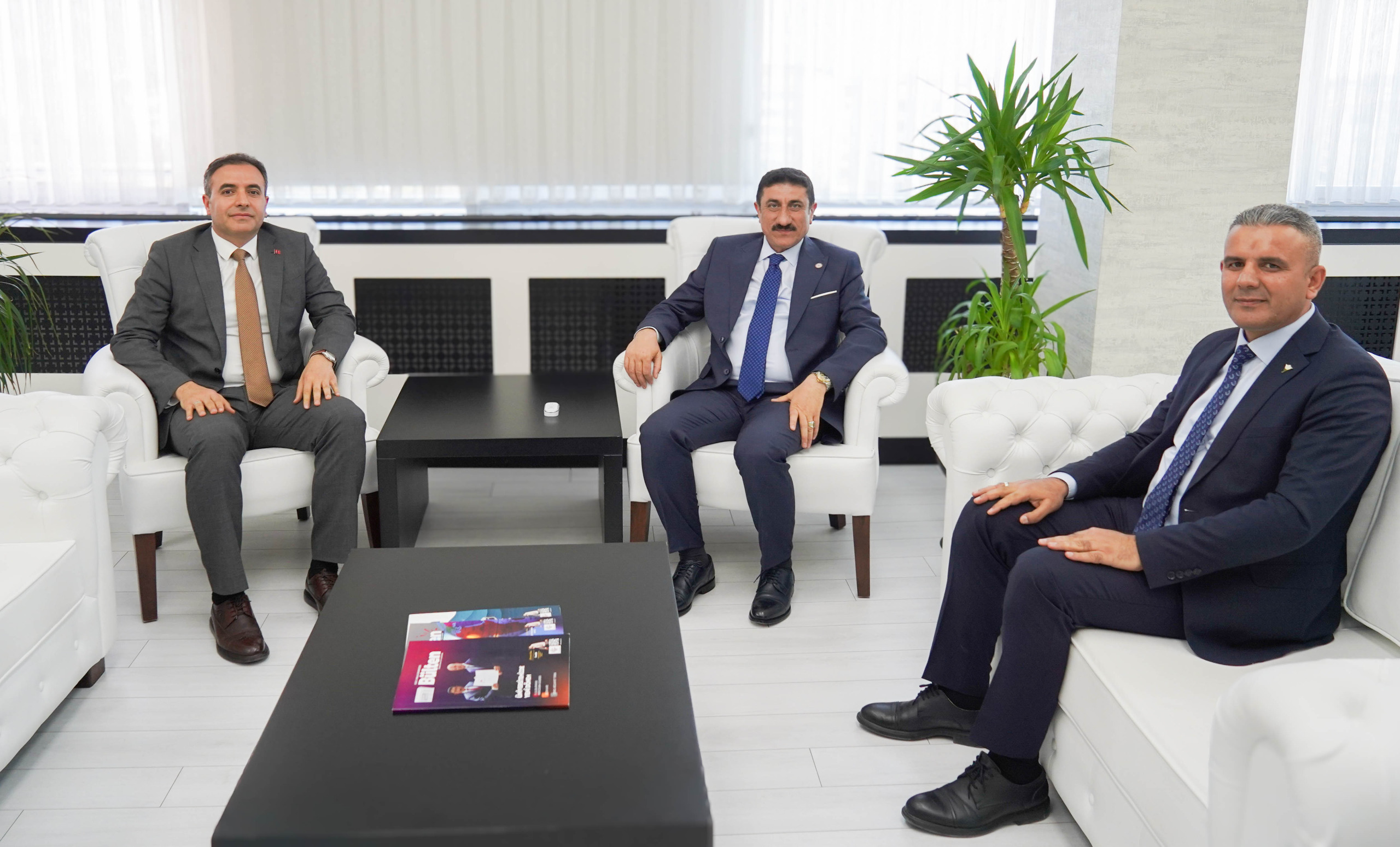 زيارة من مدير البيئة والتخطيط العمراني وتغير المناخ في كليس إكينجي إلى رئيس جامعتنا أكمان