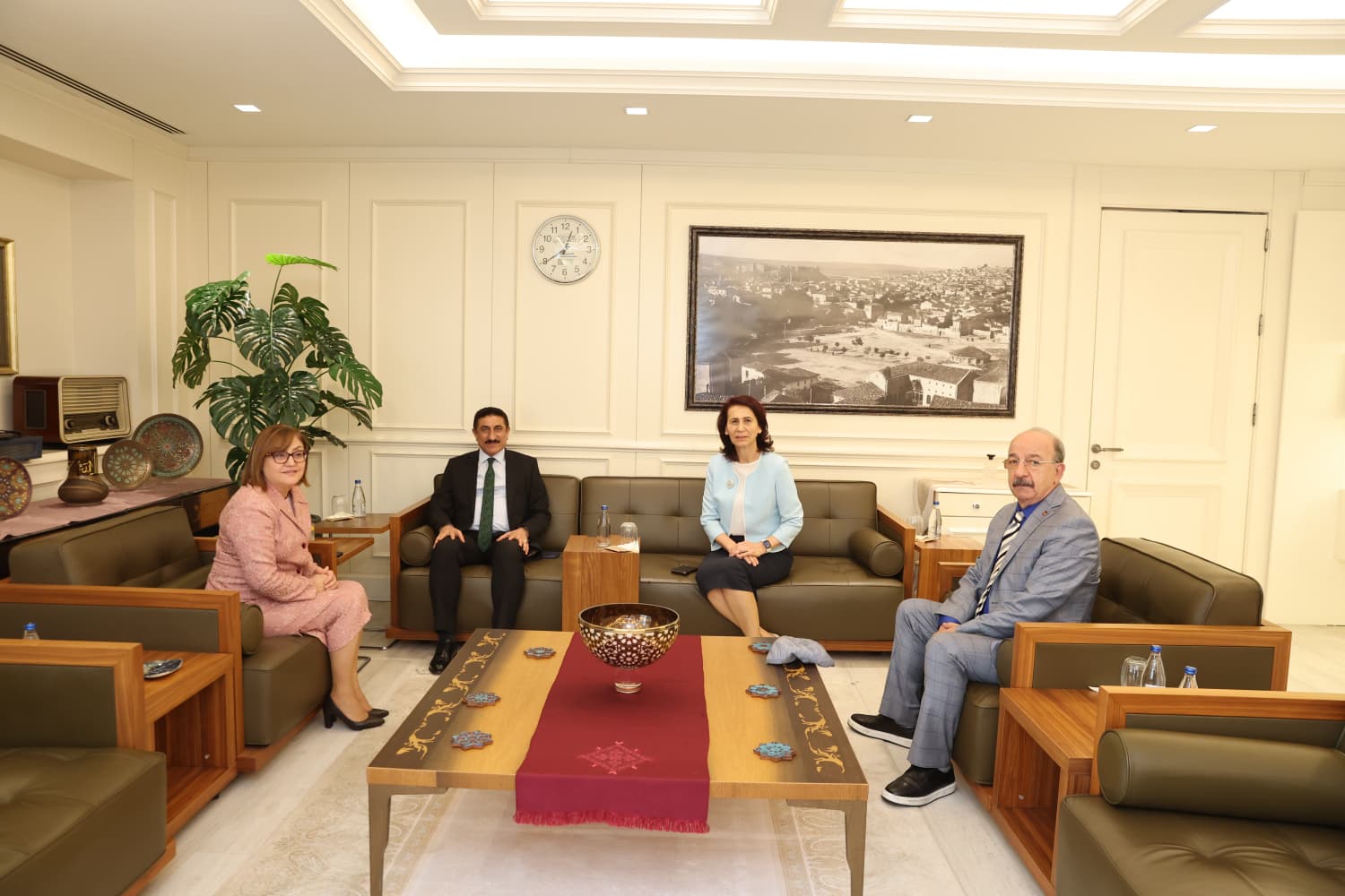 زار رئيس جامعتنا أكمان رئيسة بلدية غازي عنتاب الكبرى فاطمة شاهين