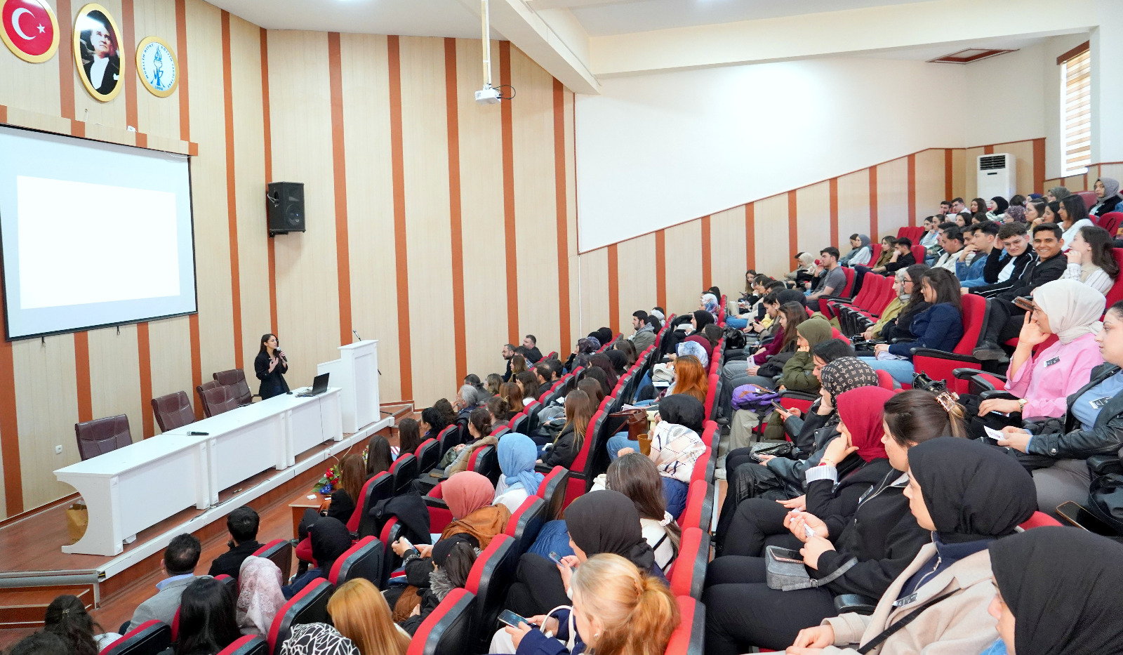 Üniversitemizde “Akademide Kadın Olmak” Söyleşisi Gerçekleştirildi