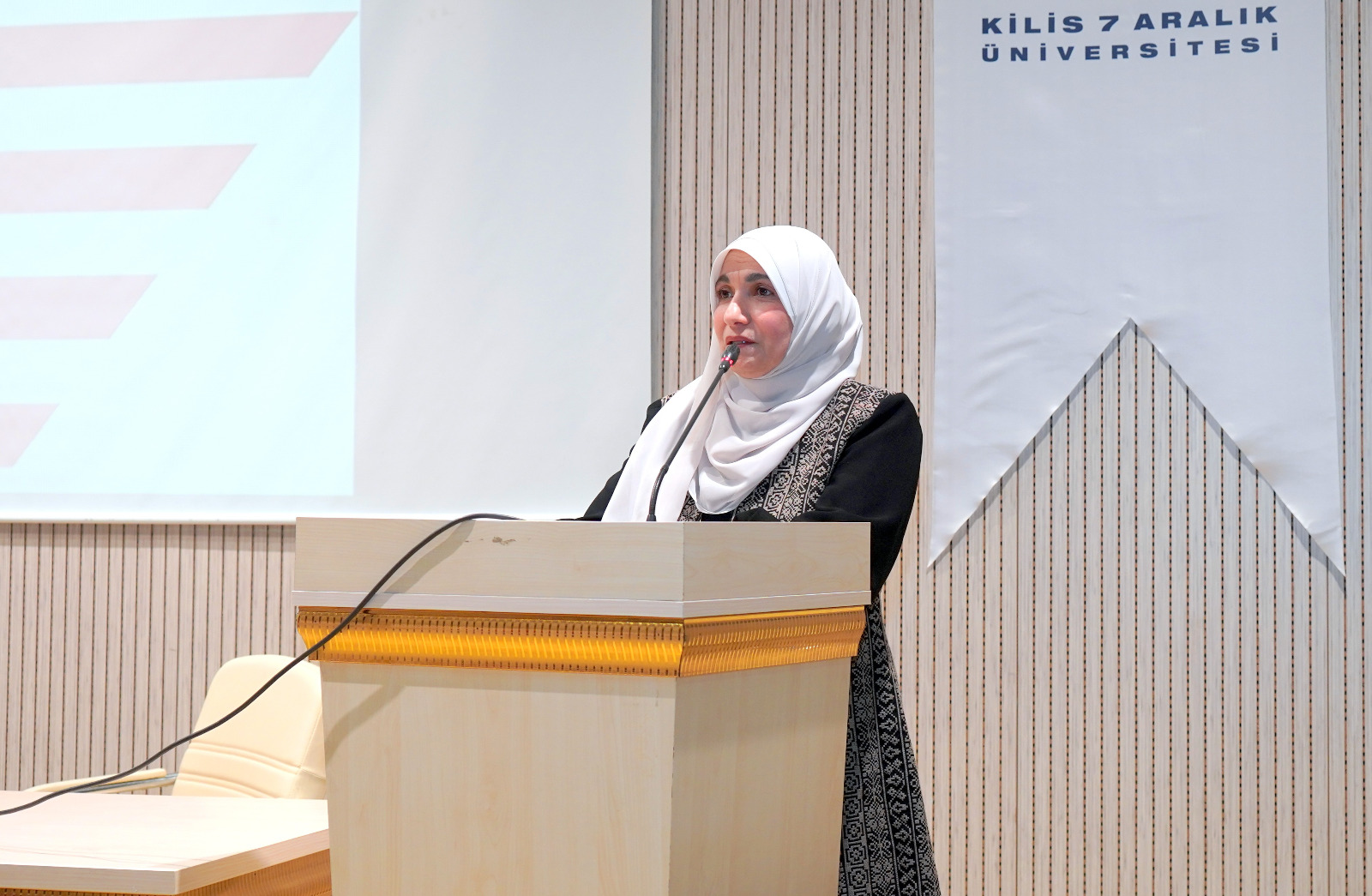 Üniversitemizde “Arap Dilinin Evrenselliği” Konferansı Gerçekleştirildi