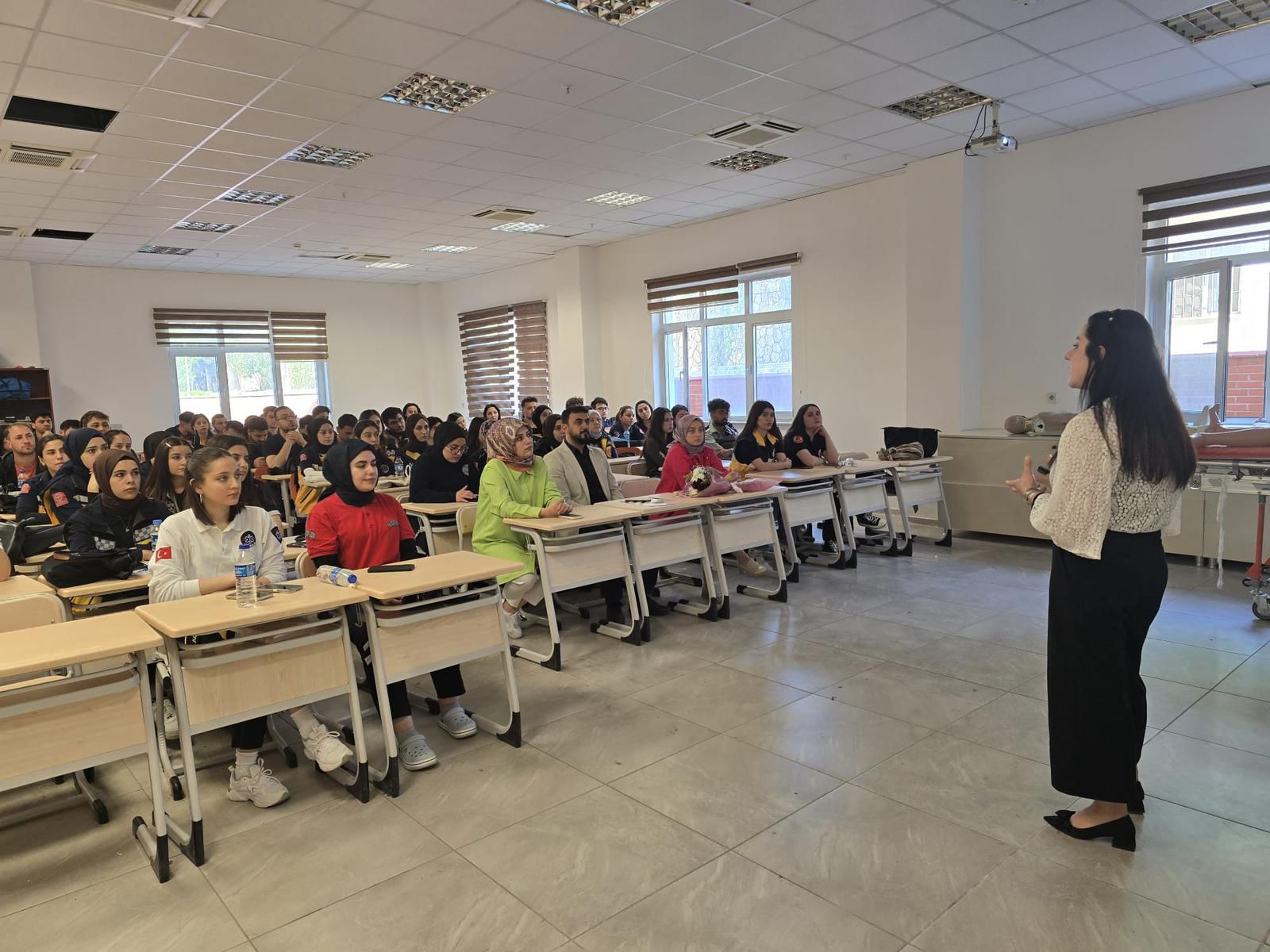 Üniversitemizde "İlk Yardım ve Acil Yardım: Kariyer Yolu" Konulu Konuşma Düzenlendi