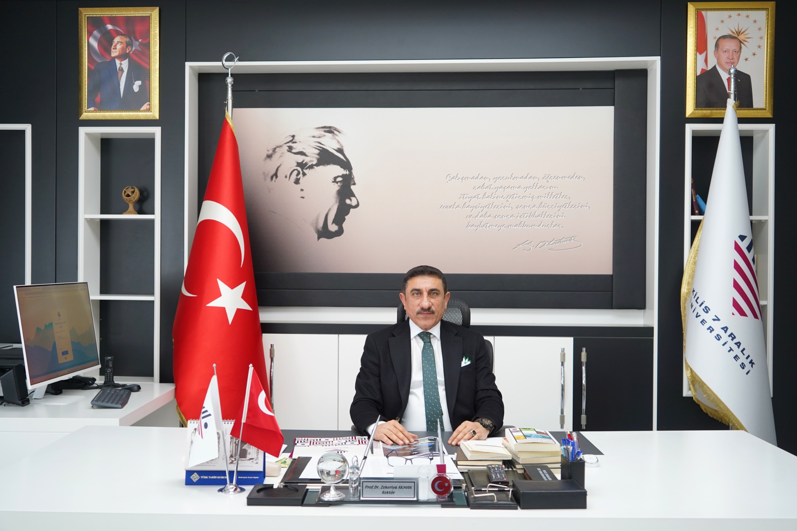 رئيس الجامعة أ. د. زكريا أكمان