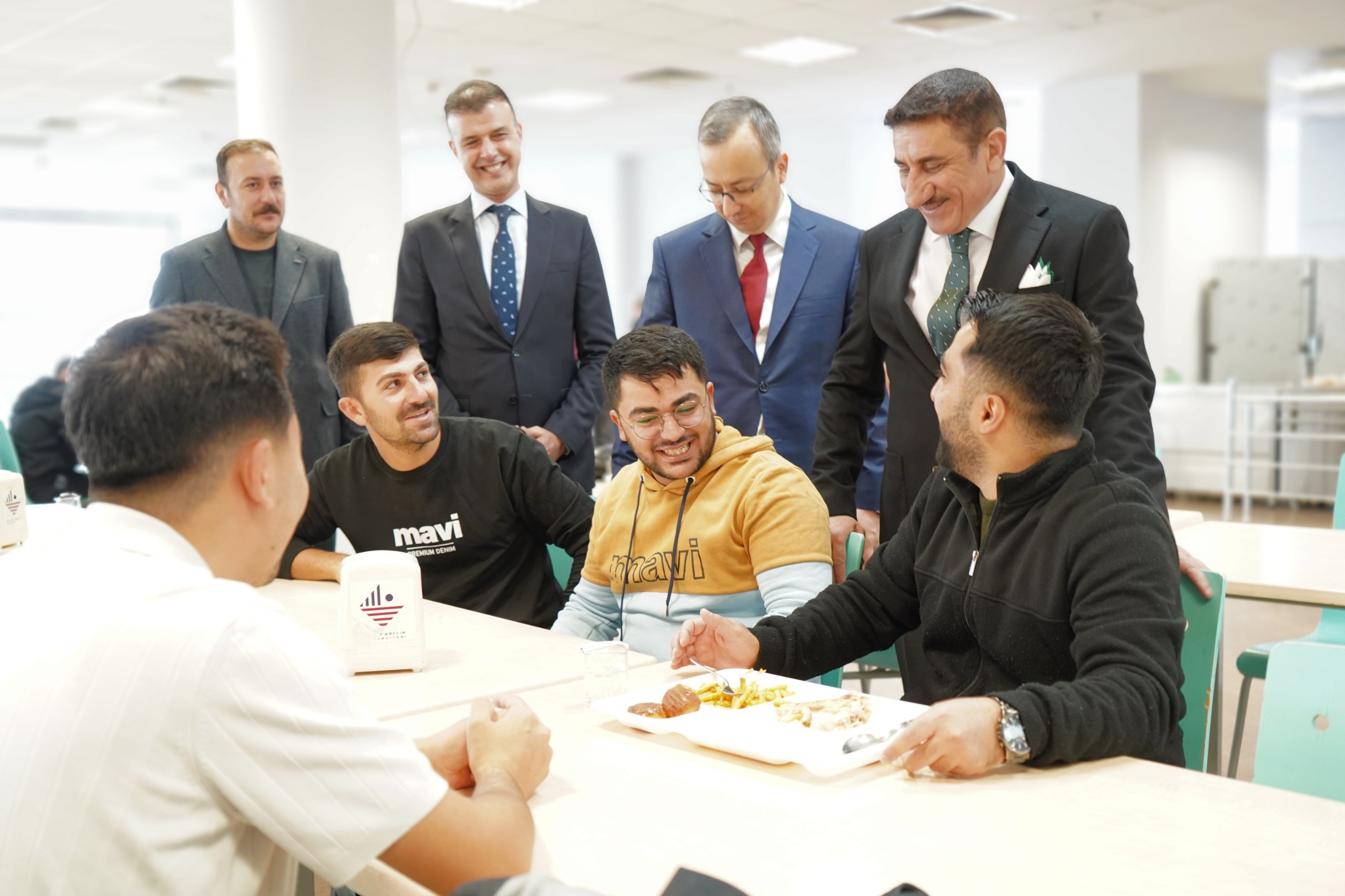 Rektörümüz Prof. Dr. Zekeriya Akman, Yemekhanede Öğrencilerimizle Bir Araya Geldi