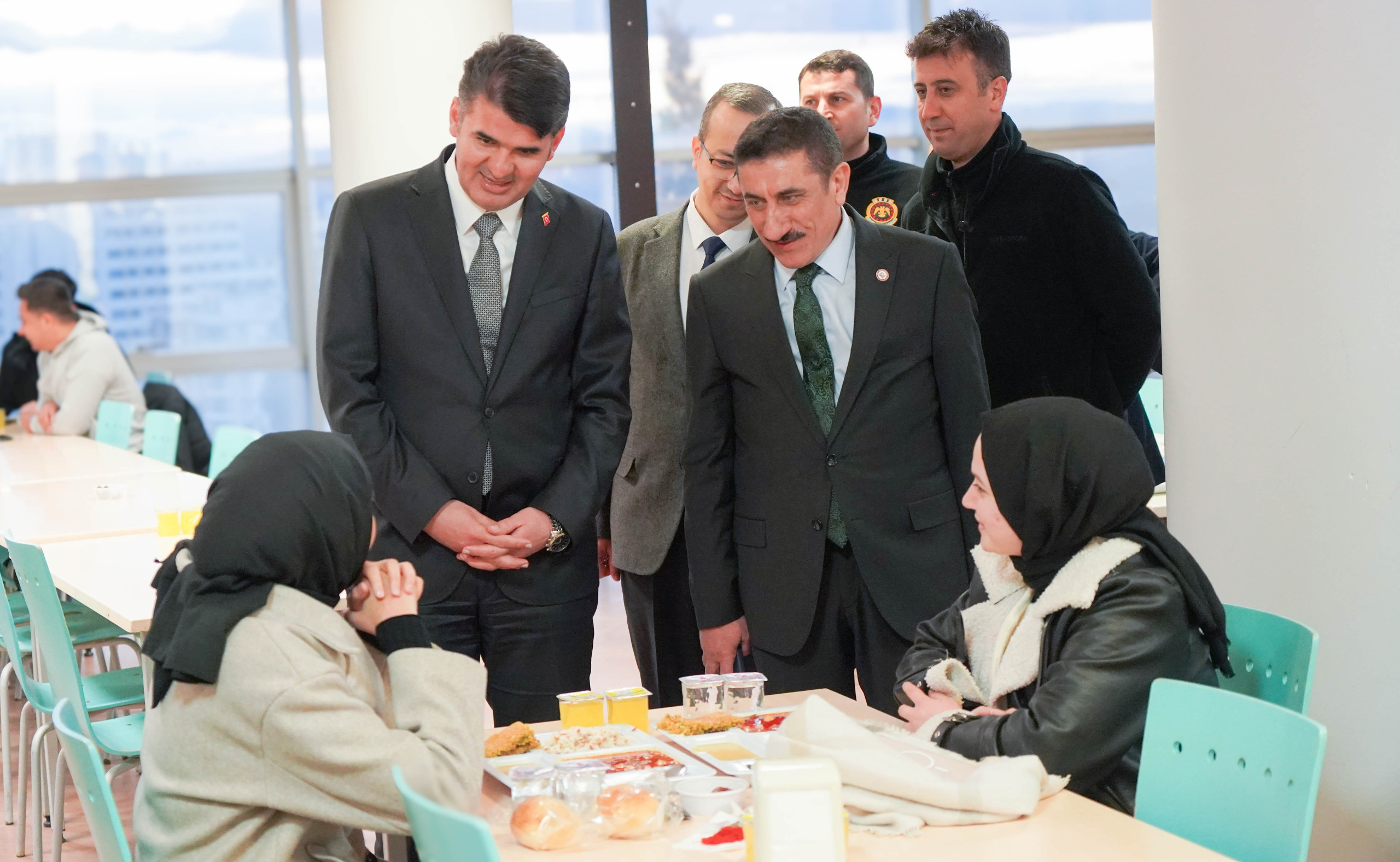 Kilis Valisi Kalaylı ve Rektörümüz Akman Öğrencilerimizle İftar Sofrasında Bir Araya Geldi