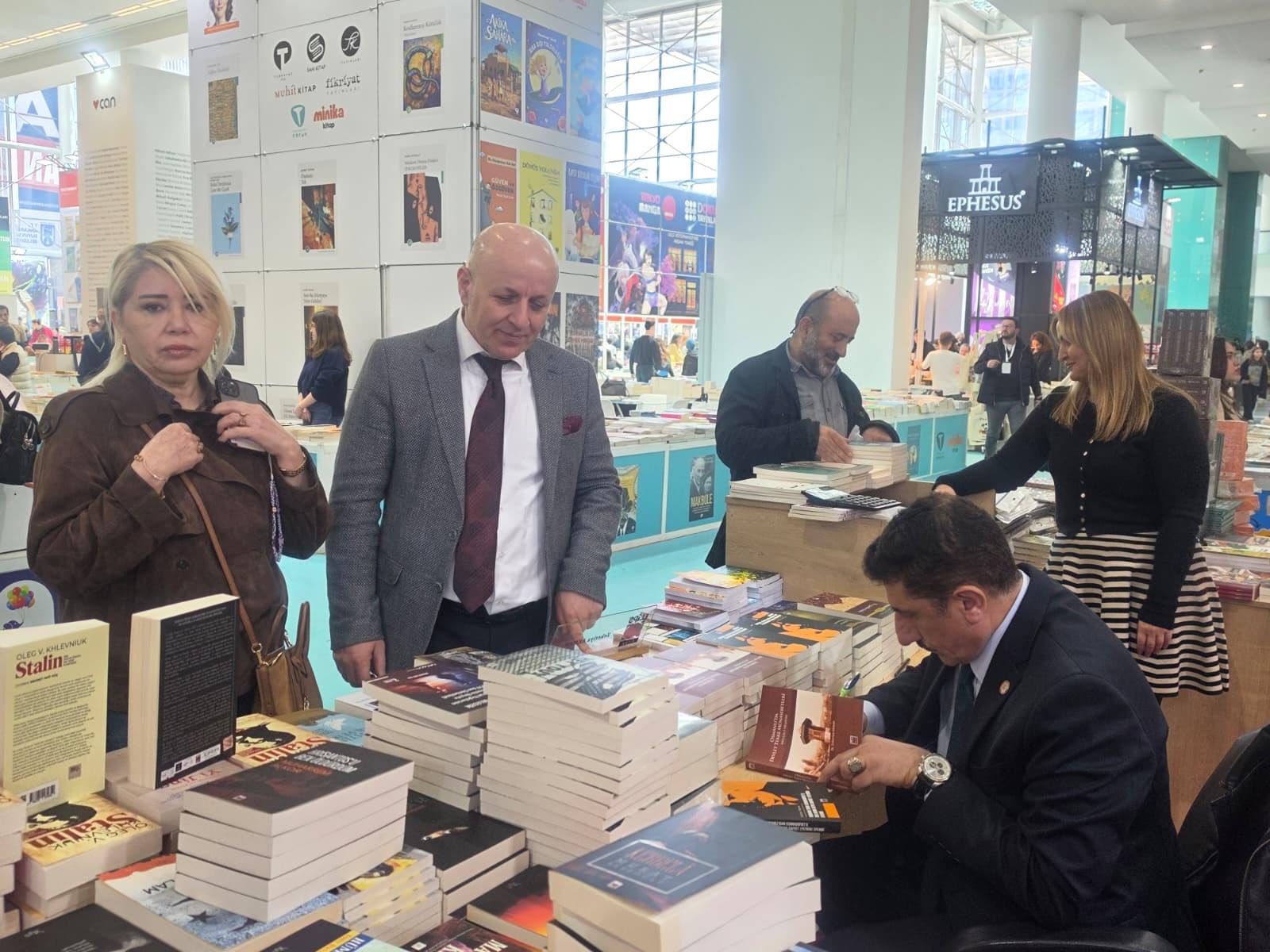 Rektörümüz Prof. Dr. Zekeriya Akman, Ankara Kitap Fuarı’nda Okurlarıyla Buluştu
