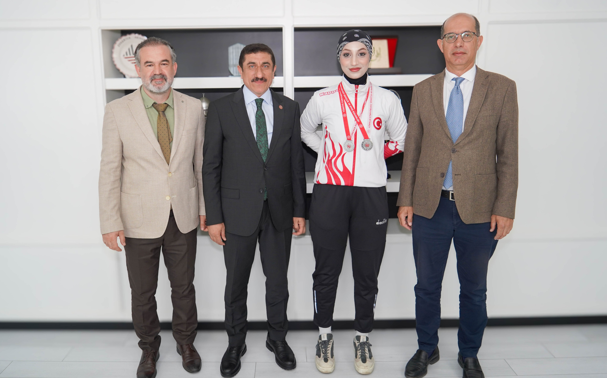 YURTLİG Türkiye İkincisi Öğrencimiz Gülcan Ede’den Rektörümüze Ziyaret