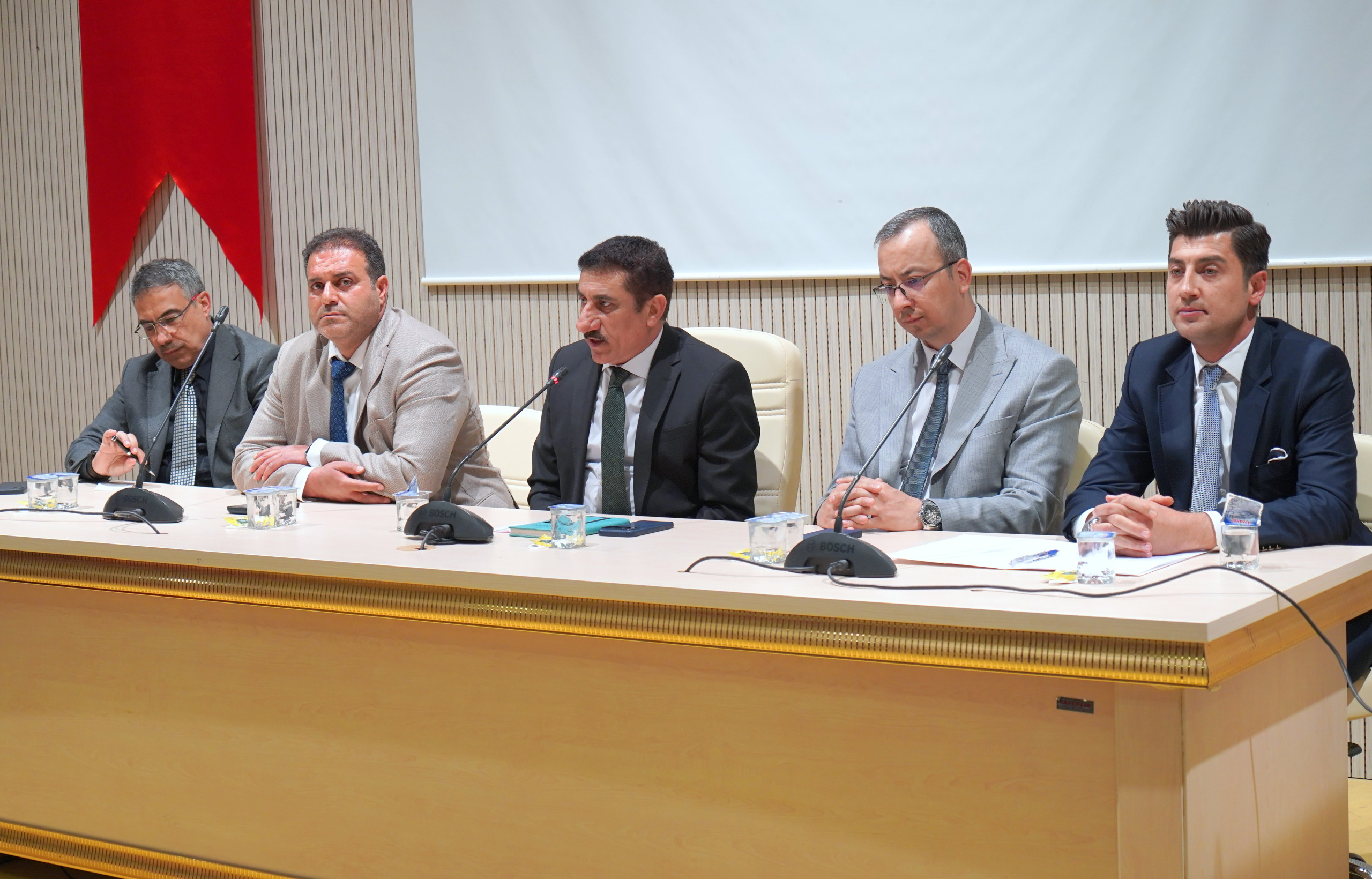 اجتمع رئيس جامعتنا أكمان مع مديري الوحدات الأكاديمية والإدارية