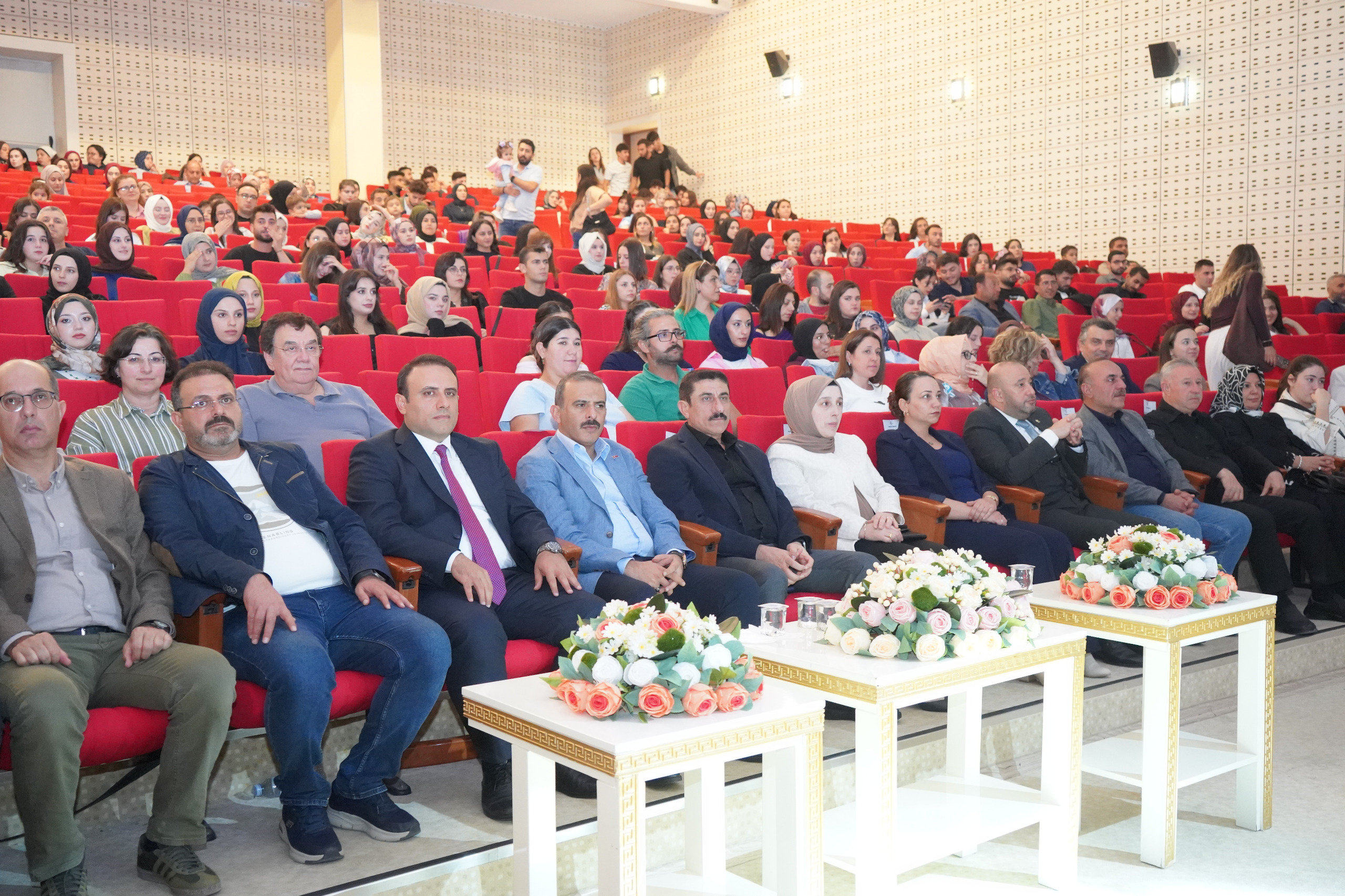رئيس جامعتنا أكمان يشارك في حفل للموسيقى الشعبية التركية